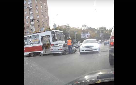 «На ровном месте!»: в Самаре на Ново-Садовой столкнулись «четырнадцатая» и трамвай