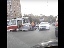 «На ровном месте!»: в Самаре на Ново-Садовой столкнулись «четырнадцатая» и трамвай