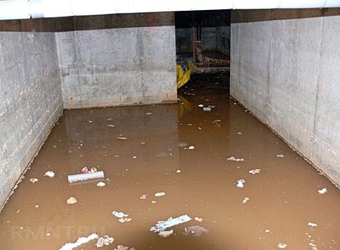 В Орле вода из котлована заливает подвал дома на Московской