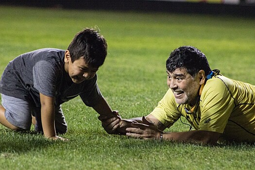 Марадона порезвился с пятилетним сыном на тренировке «Дорадос»