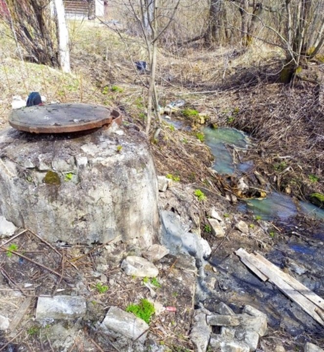 В Верхнекамском районе в местную речку стекают нечистоты из городской канализации