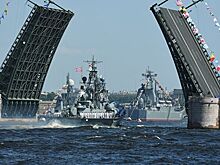 Первую тренировку военно-морского парада на Неве провели 20 судов