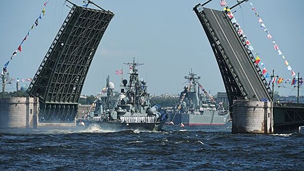 Первую тренировку военно-морского парада на Неве провели 20 судов