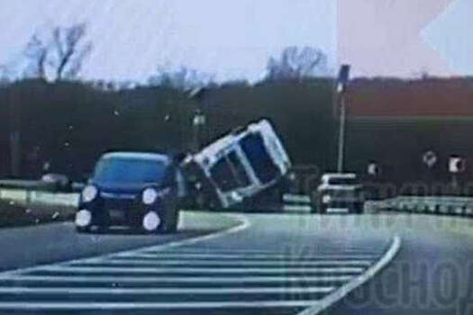 В Краснодарском крае на видео попало, как фура перевернулась на трассе