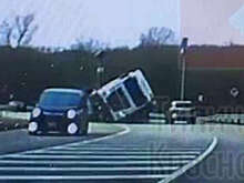 В Краснодарском крае на видео попало, как фура перевернулась на трассе