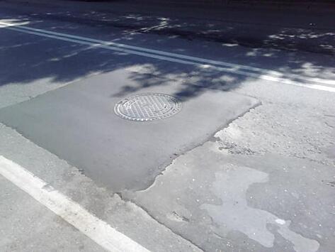 Тротуар на Кусковской улице починили, а также устранили просадку люка на проезжей части