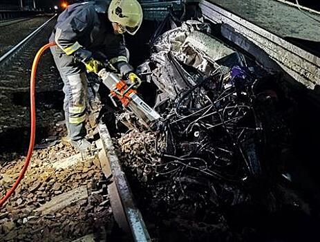 В Самарской области грузовой поезд раздавил легковушку