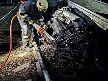 В Самарской области грузовой поезд раздавил легковушку