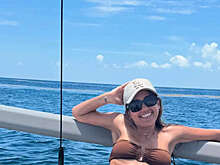 Актриса Джессика Альба снялась в купальнике на яхте