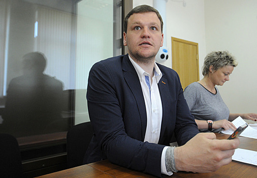 Суд признал законным лишение журналиста Д.Алешковского платинового статуса и миль «Аэрофлота»