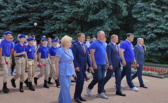 В Курске Всероссийский Олимпийский день начался с возложения цветов на Мемориале павших