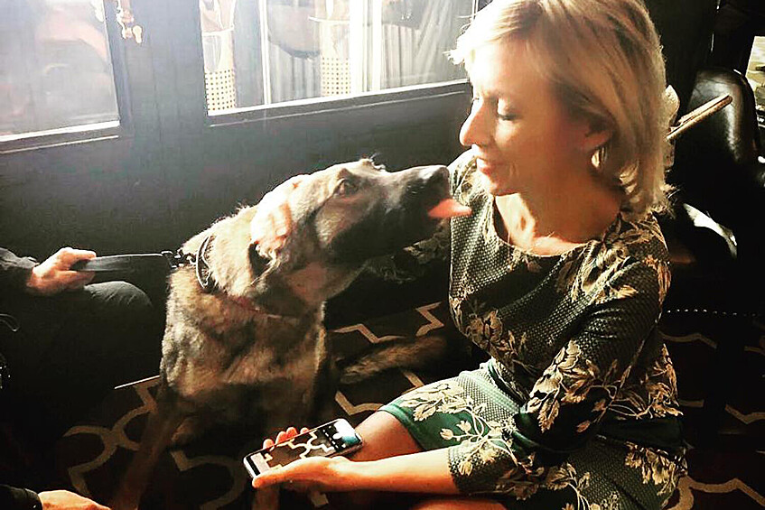 Официальный представитель МИД России Мария Захарова фотографируется с полицейской собакой в Женеве, Швейцария, 2018 год