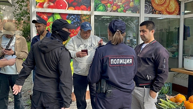 На легендарном екатеринбургском рынке поймали 45 нелегалов