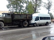 В Твери маршрутка въехала в ЗиЛ