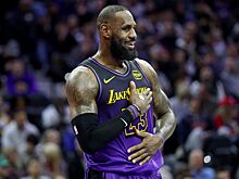 Легенды НФЛ иронично оценили технику Леброна Джеймса в гольфе