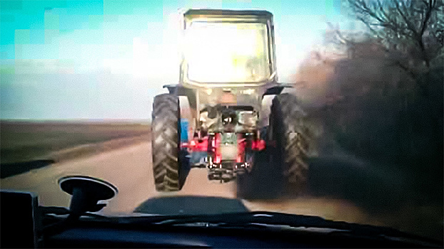 Это точно трактор? Вот с какой скоростью гоняет "Беларус"