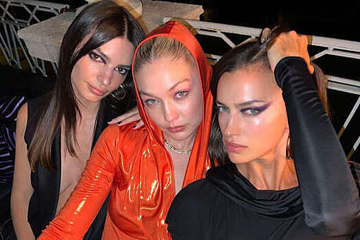 Эмили Ратаковски выложила фото с Ириной Шейк и Джиджи Хадид на вечеринке Versace