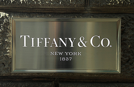 Forbes узнал возможную причину заморозки сделки LVMH и Tiffany