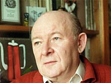 Поэт Константин Ваншенкин поздравляет бойцов и офицеров Воздушно-десантных войск