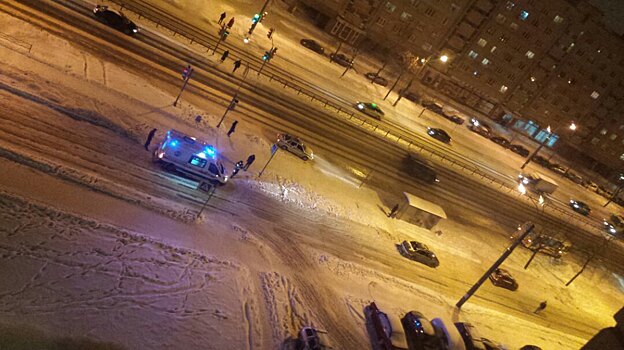 На юге Петербурга под колеса автомобиля попали две девушки и ребенок