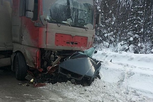 На трассе Пермь - Екатеринбург фура смяла легковушку