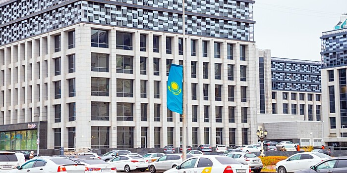 Соцпакет для таксистов, курьеров и других работников онлайн-платформ введут в Казахстане