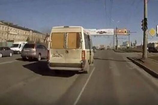 Маршрутка с фанерой вместо стёкол возмутила челябинцев