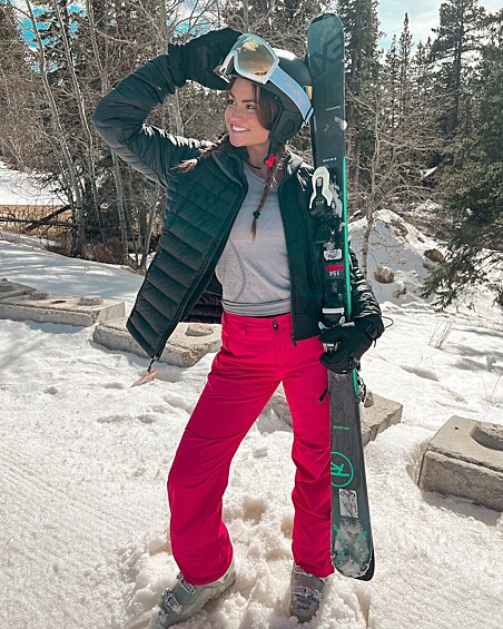 Будущая мисс США Одри Экерт во время отдыха на лыжном курорте в марте 2022 года