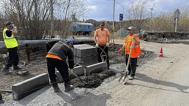 Салехардские дорожники ремонтируют дорогу в районе промзоны