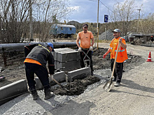 Салехардские дорожники ремонтируют дорогу в районе промзоны