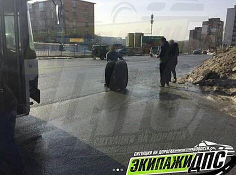 Во Владивостоке автобус на ходу лишился колес