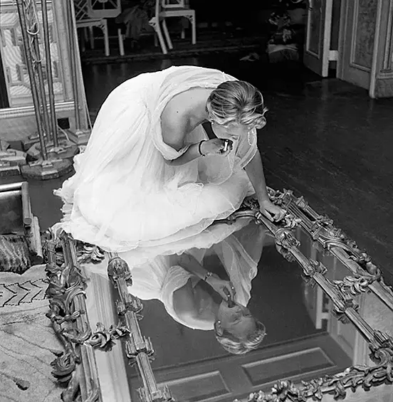 1953 год. Участница конкурса красоты Holiday Girl Beauty Джуди Данлоп в галерее King’s library Британского музея.
