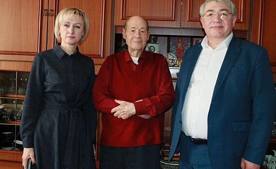 В Железногорске ветеран Александр Потапов отмечает 98-летие