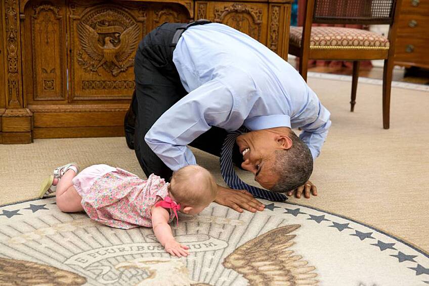 Барак Обама с Эллой, дочерью своего советника по национальной безопасности Бена Родса, 2015 год
