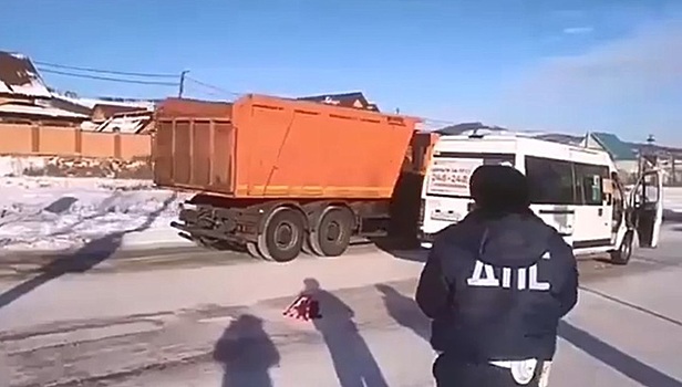 В Улан-Удэ маршрутка наехала на поскользнувшегося школьника. Видео