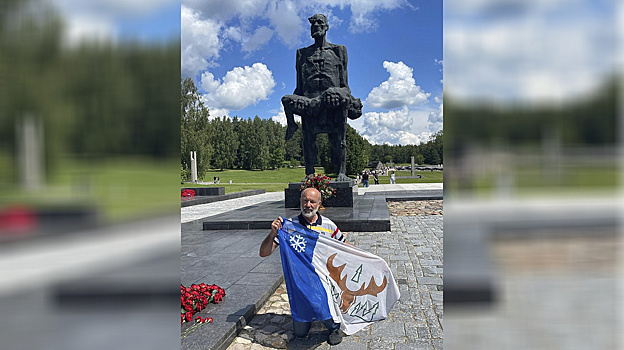 Ямалец развернул флаг Лабытнанги над Хатынью