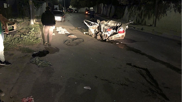 На Большой Затонской «Нексия» влетела в столб и разорвалась на части