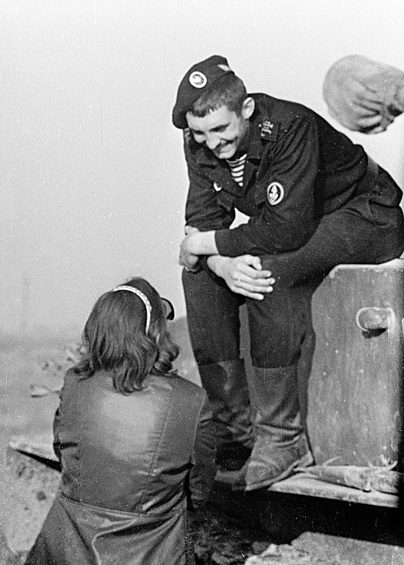 Морской пехотинец флиртует с девушкой во время отдыха между учениями (1973)