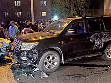 В Екатеринбурге Land Cruser врезался в две машины, четверо пострадали