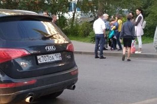 В Уфе Audi Q7 сбил девочку на остановке