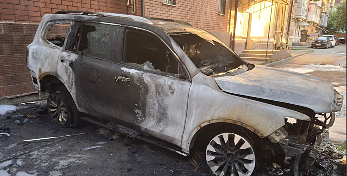 В Шахтах полицейские задержали подозреваемого в поджоге автомобиля