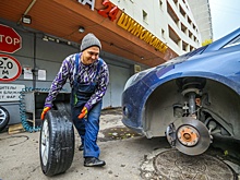 Москвичи занимают очередь в шиномонтажи. Как корреспондент "РГ" менял летние покрышки на зимние