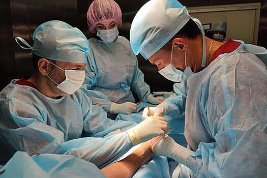 В Кузбассе врачи разделили мужчине пальцы на руках, сросшиеся после ожогов