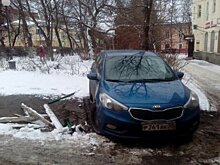 В Пензе автолюбители сломали ограждение ради парковки на газоне