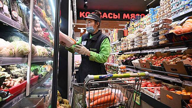 Война за пачку молока: появятся ли в магазинах полки с бесплатными продуктами