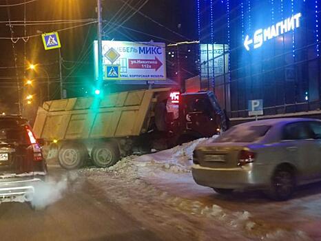 КамАЗ потерял управление и врезался в сугроб возле ТЦ в Новосибирске
