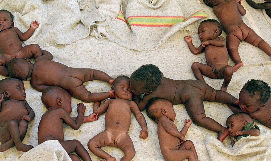 Дети, осиротевшие в результате геноцида в Руанде, Конго, 3 августа 1994 г.
