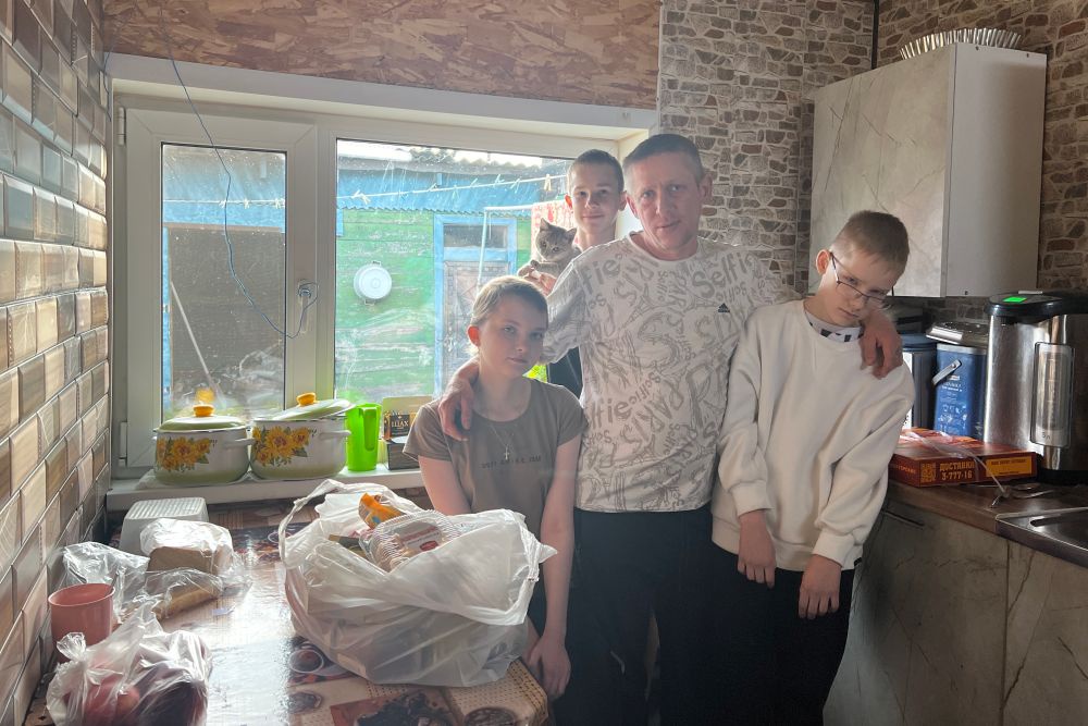 При помощи «РГ» многодетному отцу отремонтировали дом, пострадавший от наводнения