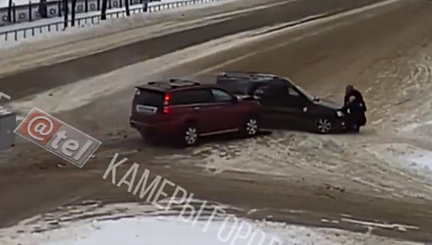 Появилось видео, как в Рыбинске автомобиль сбил пенсионеров