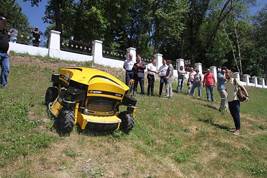 На склон парка вышел «танцующий» «Паук»-газонокосильщик